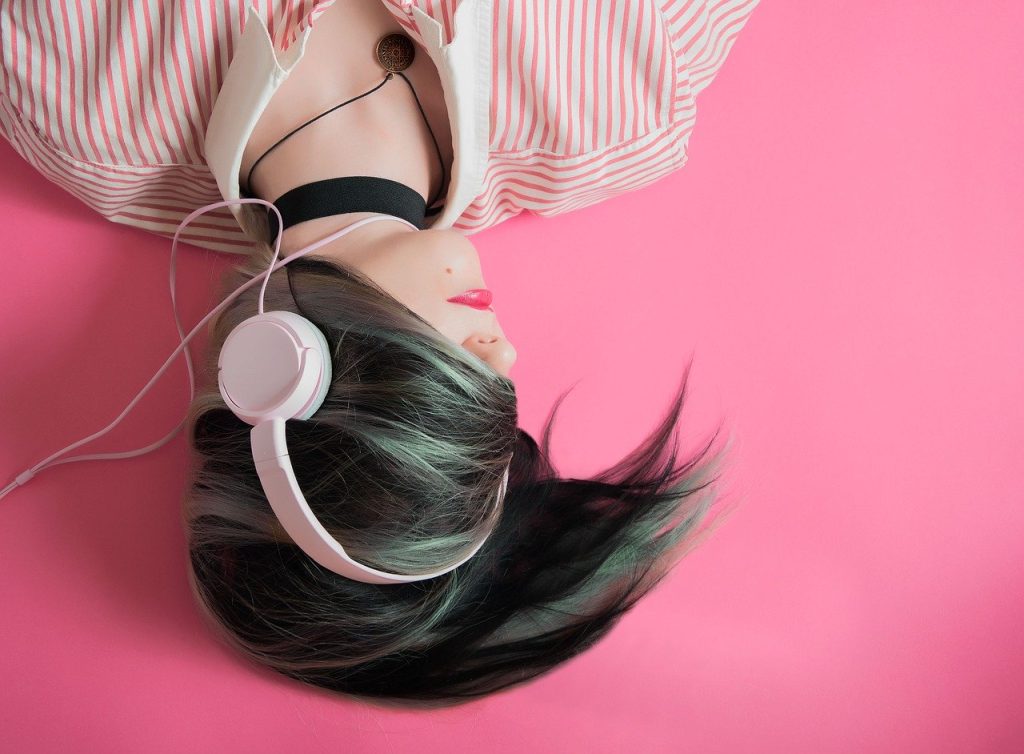 girl-music-fashion-1990347